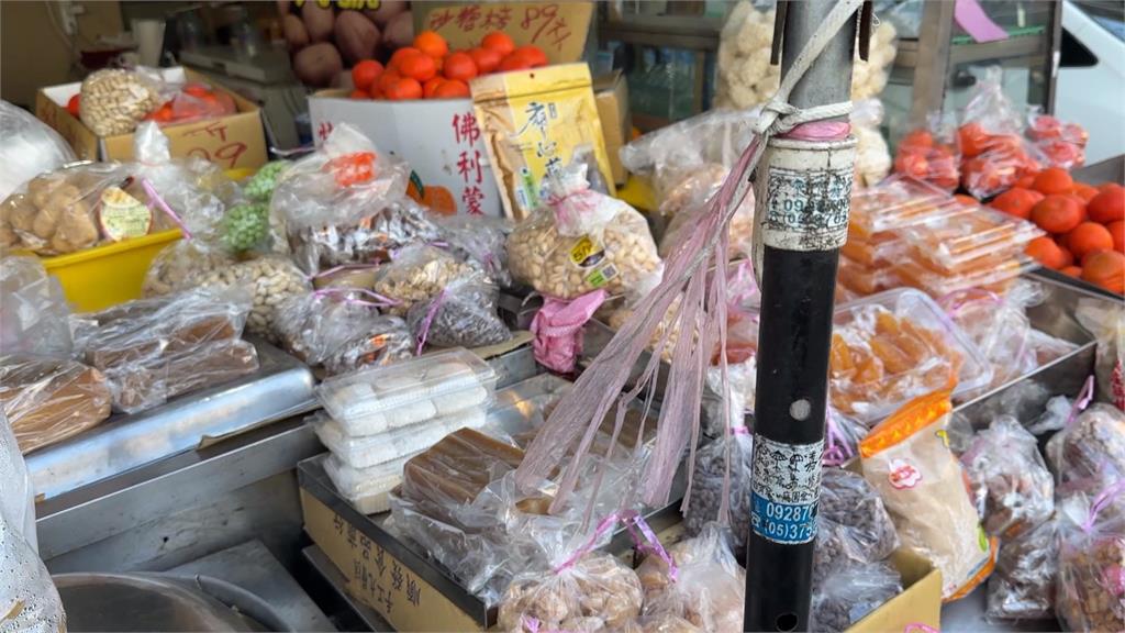 嘉義某市場攤位「米奇」爬上爬下 業者尷尬表達歉意!位生局這樣說