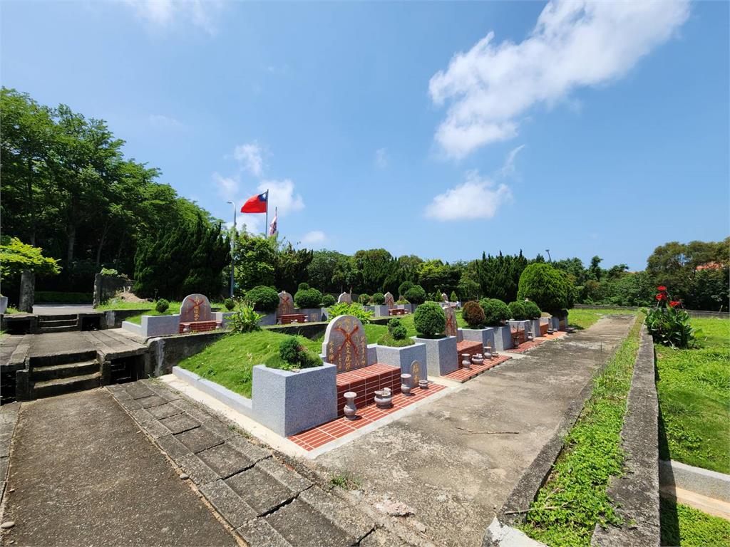 對別人祖墳惡作劇! 竹市公墓一整排被畫紅色「X」