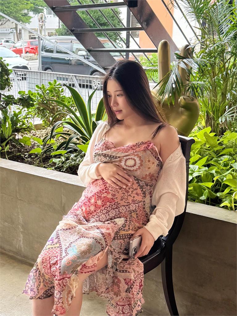 鄭家純懷孕自嘲「身形像青蛙」！套洋裝耍美「真實狀態曝光」她喊：粉紅色劍毒蛙