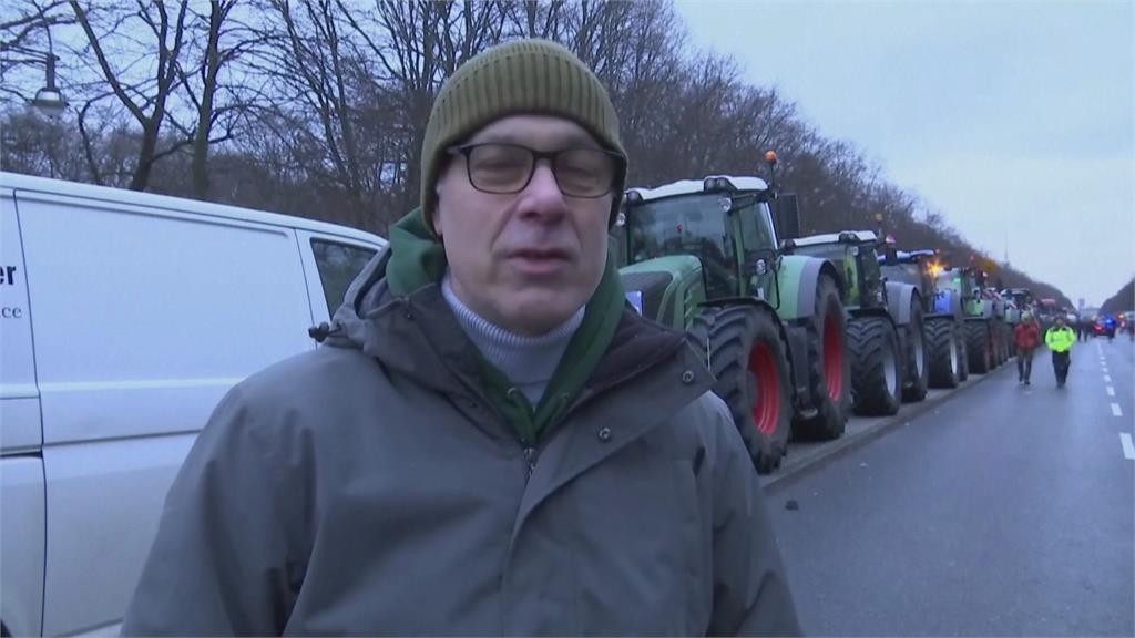 不滿政府擬提高稅率！　德國農民開拖拉機齊聚柏林示威