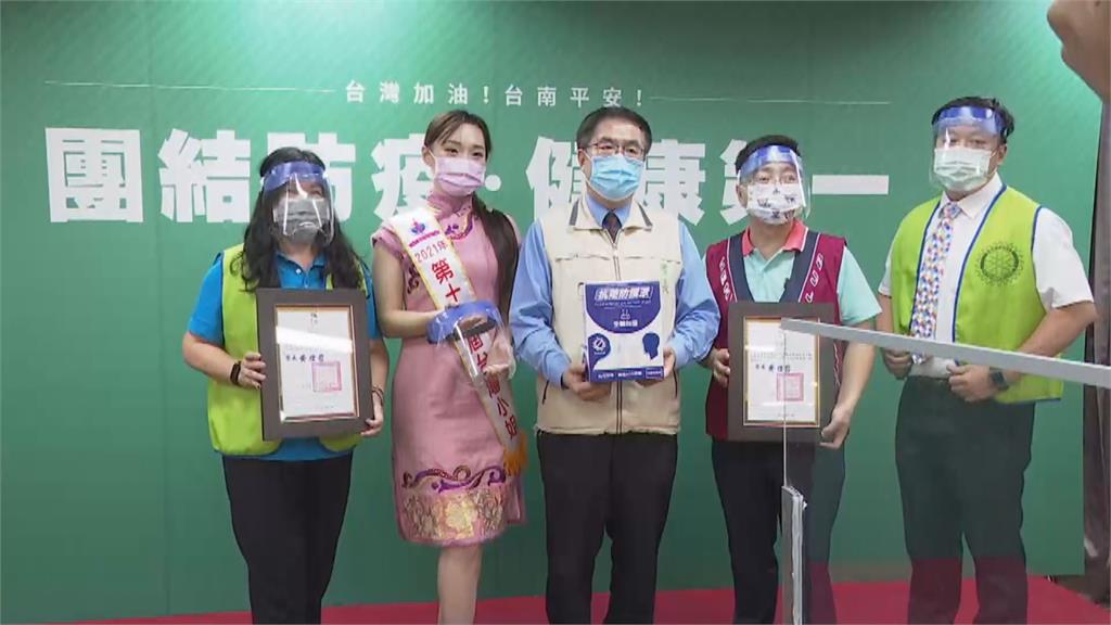 助餐飲業抗疫！　民間社團贈台南600副防護面罩