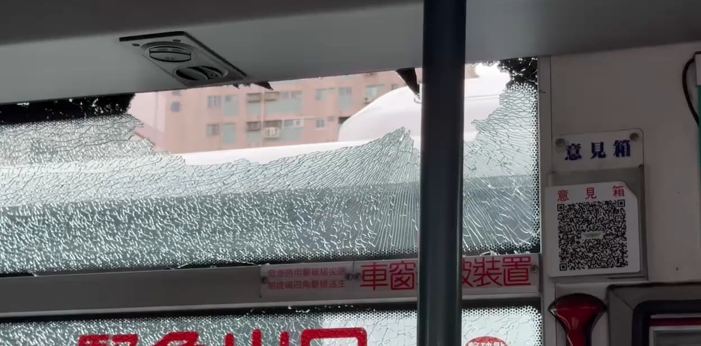 北市驚傳吊臂插進公車　窗戶玻璃碎裂乘客嚇壞