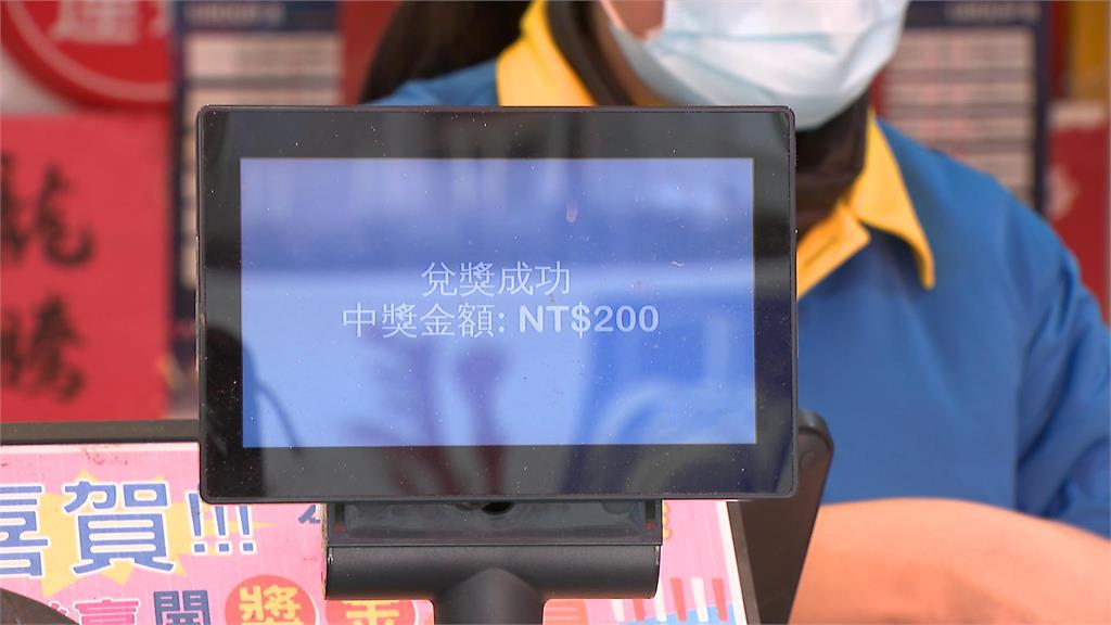 「聽某嘴大富貴，疼老婆賺大錢」！ 2對年輕夫妻幸運刮中100萬