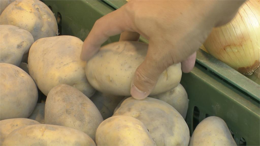石崇良與陳駿季聯手拍片嗑洋芋片　強調馬鈴薯檢疫與食安把關