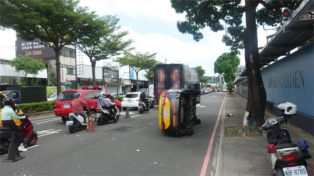 桃園貨車行駛向右偏離車道 計程車遭撞整台翻覆