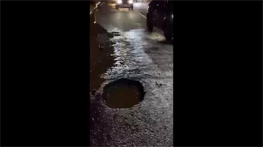 高雄大雨釀道路陷3坑！　害5車輾過爆胎