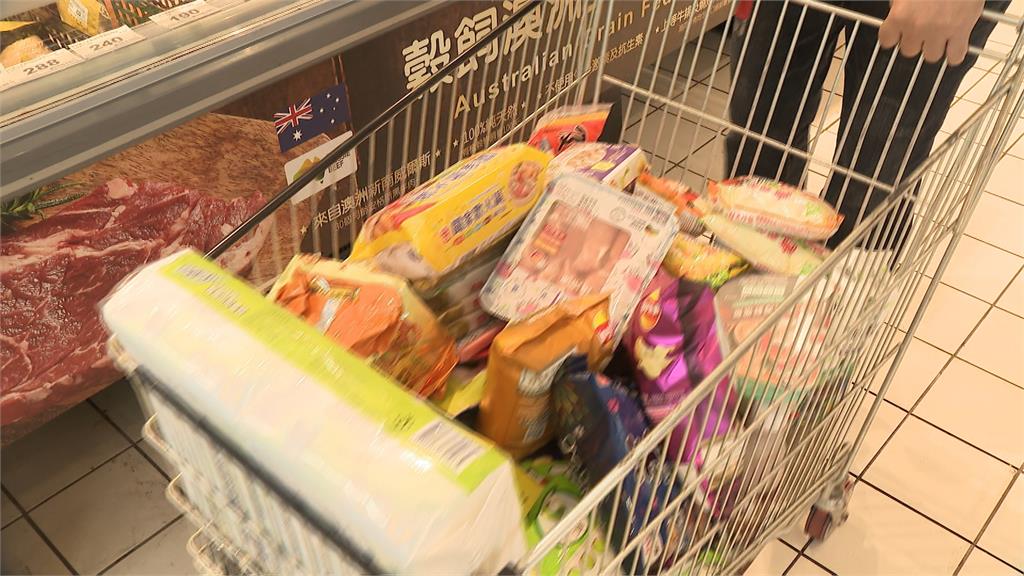 防颱預備!部分超市架上蔬菜已空 賣場泡麵、葉菜類多備3成