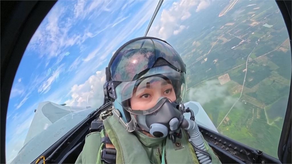 前一週才挑戰戰機單飛成功 泰王后再親駕專機出訪日本