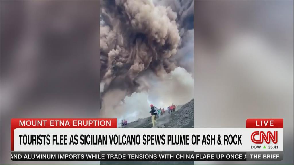 義大利埃特納火山大規模噴發 灰色雲柱高達6.5公里