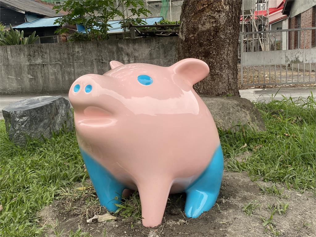 台東關山鎮驚見「5隻超Q動物」 黑熊公仔竟「頭上插著竹子」超悲摧故事曝光