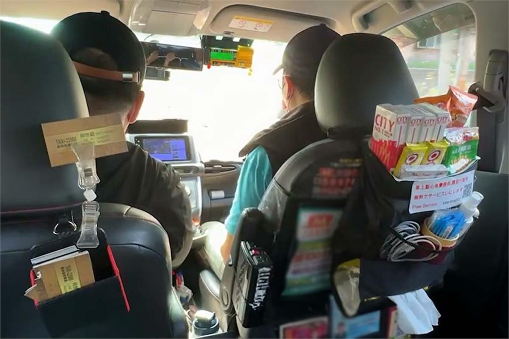 快新聞／計程車附「滿滿免費零食+電充到飽」　司機親揭背後原因