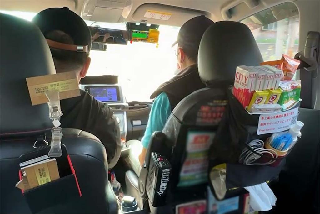 快新聞/計程車附「滿滿免費零食+電充到飽」 司機親揭背後原因