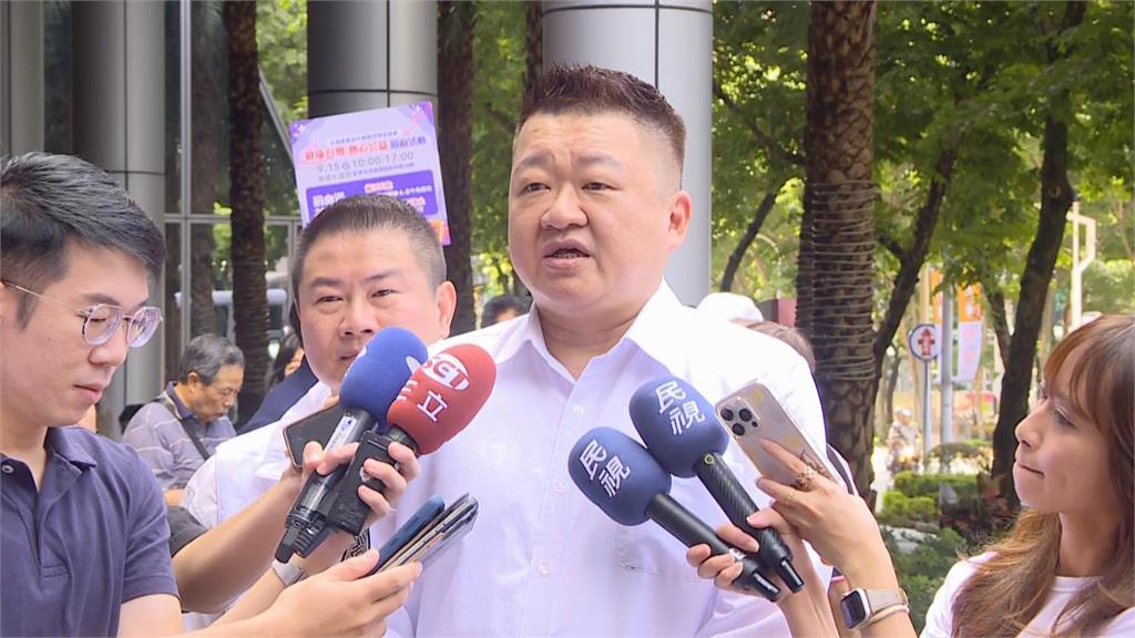 何博文挖水溝遭藍白諷「作秀」！李宇翔「一句話」反擊：批評者去挖看看