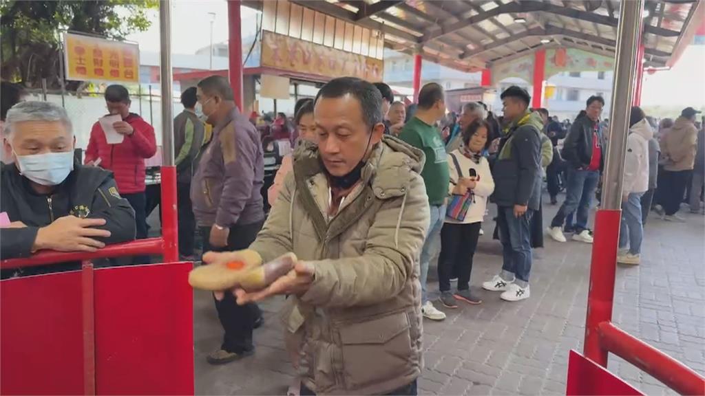 東石港口宮擲筊拚汽車 旗山天后宮送黃金財神爺