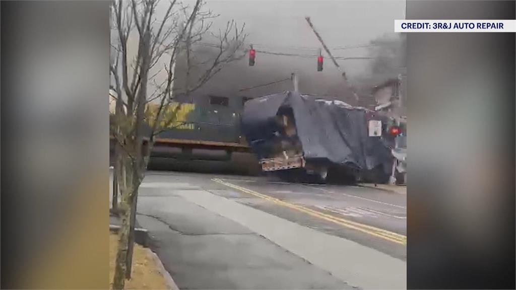 貨車卡鐵軌遭火車迎面撞　司機晚5秒鐘逃出恐小命不保