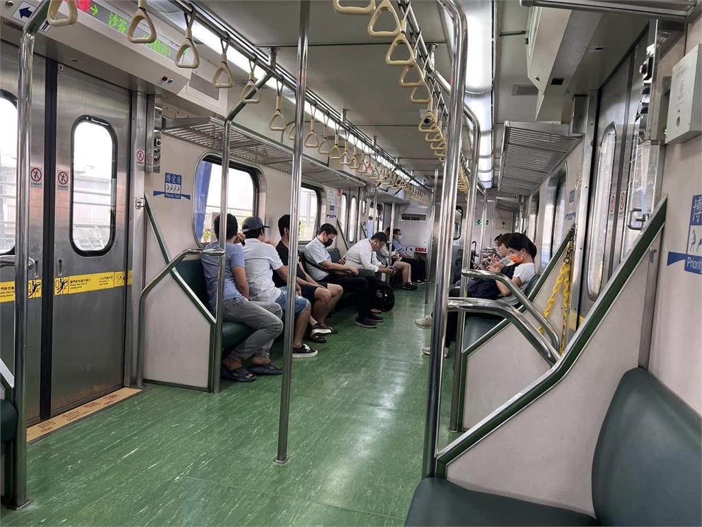 台鐵乘客按「1裝置」嫌車廂太熱!列車長用「高級酸」3次回應獲全網讚翻
