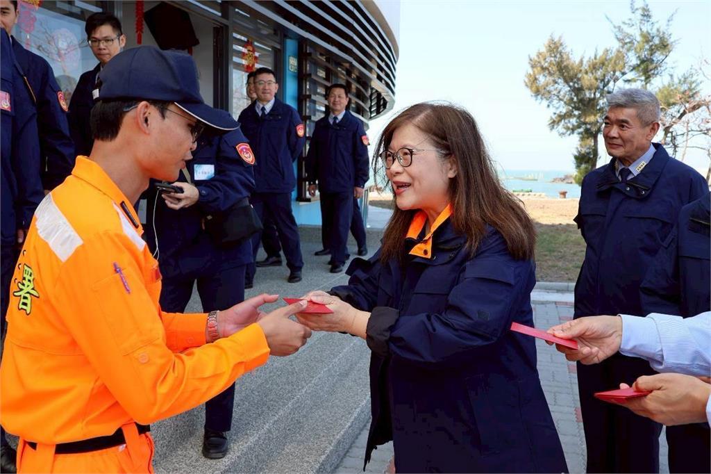 快新聞／賴清德小年夜親訪布袋漁港安檢所　慰勉海巡第一線同仁