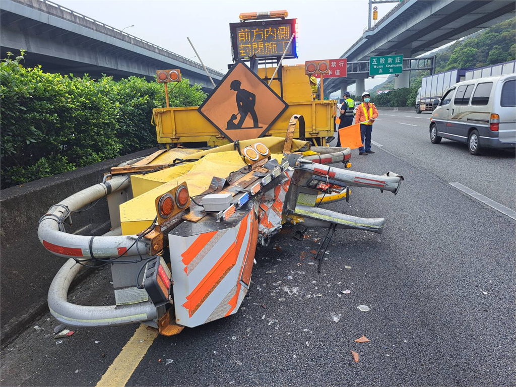 快新聞/疑似自駕車闖禍 國道1號今晨北向36.3公里道路施工車輛被撞