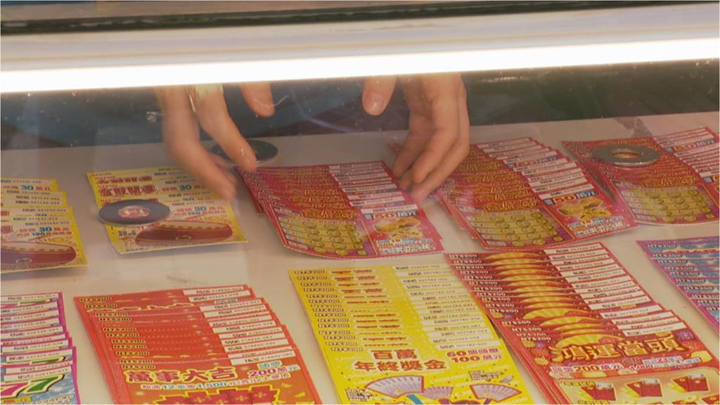小情侶買刮刮樂前「做1事」!2張全中獎她嗨喊:手氣真的會好一點