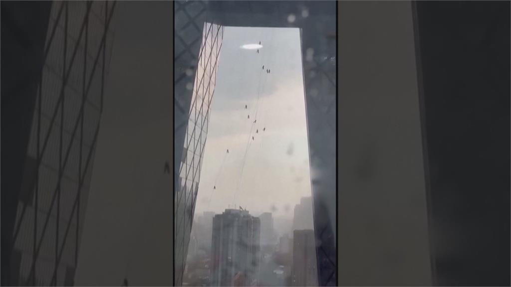 暴風突襲!央視大樓洗窗工劇烈擺盪 如「高空盪鞦韆」