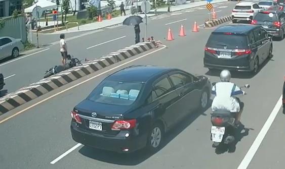 揪甘心！機車切西瓜遭撞2人彈飛　熱心民眾「組傘牆」馳援