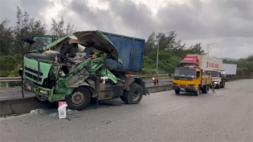 濱海公路貢寮路段曳引車失控逆向釀五車連環撞 駕駛當場喪命