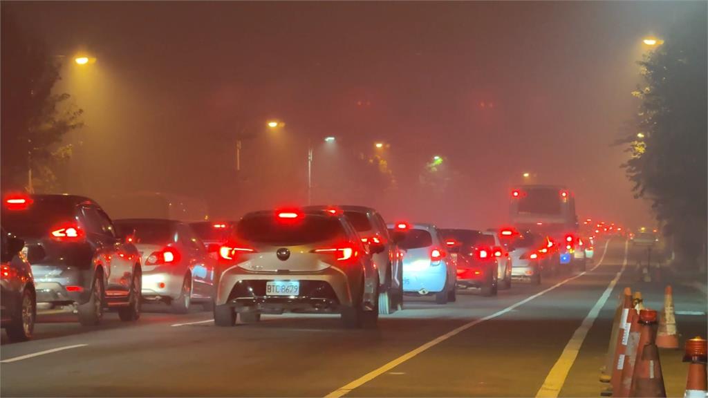 搶看國慶焰火第一排! 國道三號整排車輛違停路肩