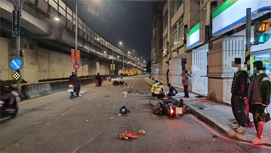 最新／車殼碎片噴飛一地！永和2機車相撞　騎士慘摔雙雙骨折送醫