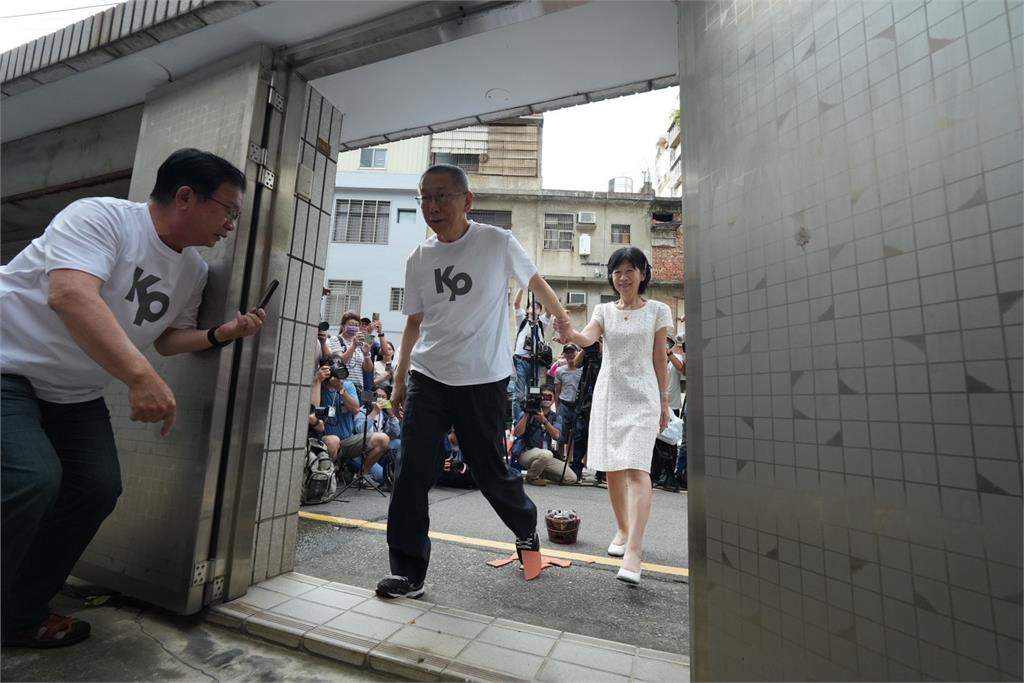 快新聞/愛妻牽牢牢!柯文哲「過火爐」後進老家 柯媽欣喜迎接