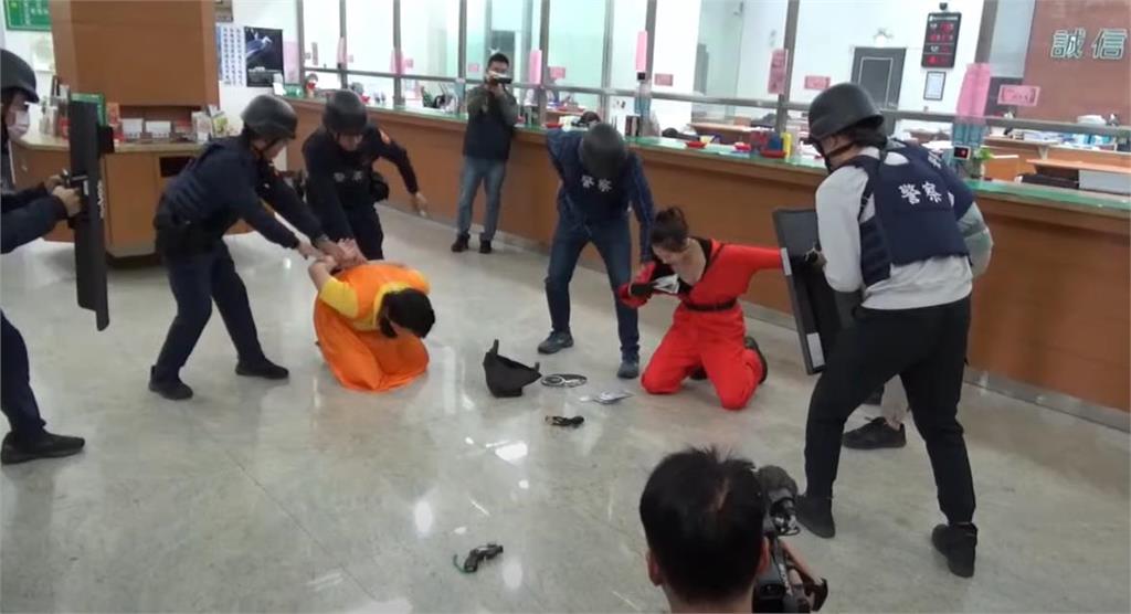 SSR正妹警花變身劫匪!落網彎腰「拉鍊失速滑開」網歪樓:有流量密碼