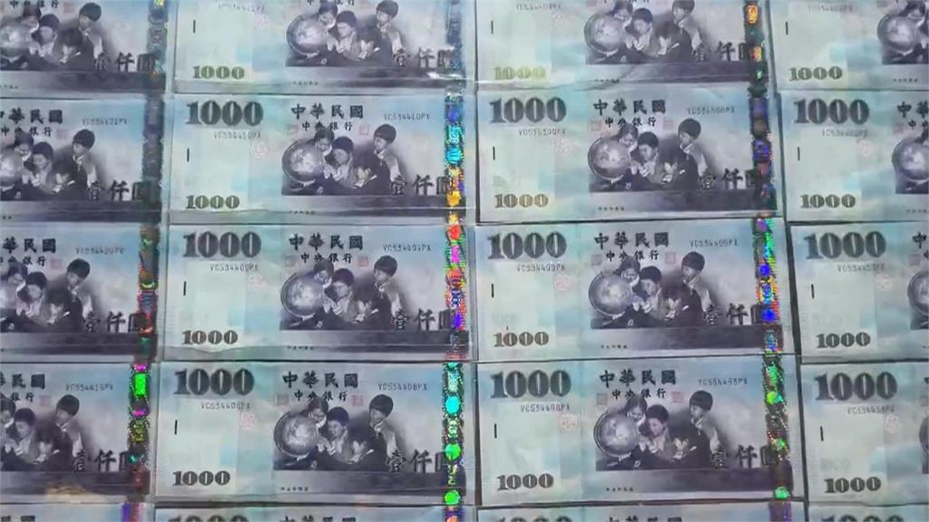 嘉義城隍廟中元普度! 2萬千元鈔疊出"真鈔金馬牆"
