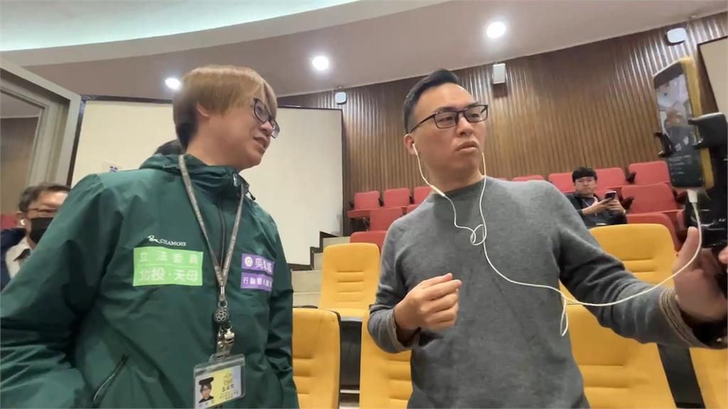 新黨副祕游智彬持記者證進立院直播 引爆藍綠爭吵
