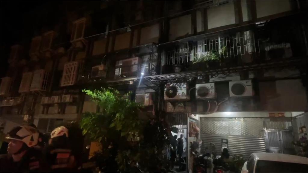 快新聞/板橋住宅深夜竄惡火! 2人情況危急送醫急救