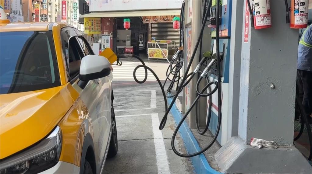 疑低血糖頭暈！小黃運將誤踩油門　撞進加油站波及４機車