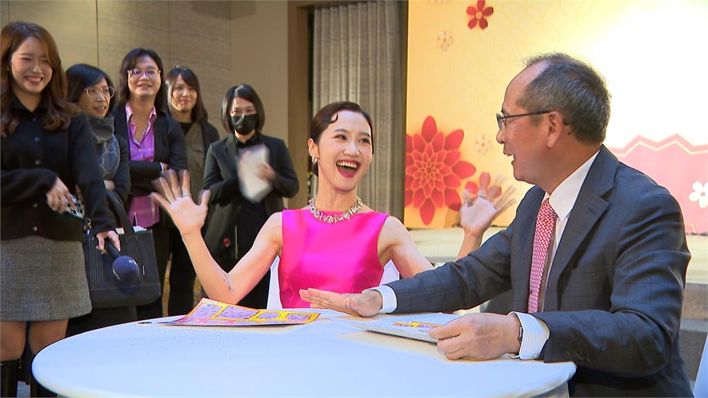 台彩春節加碼9.7億元！　代言人LULU現場刮中2000元