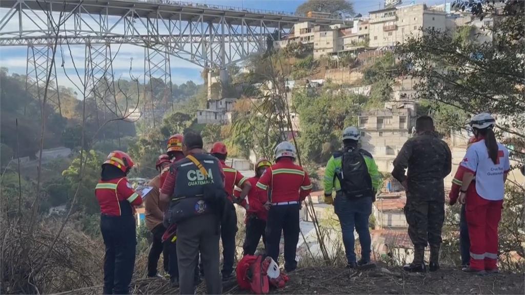 瓜地馬拉巴士衝出公路橋梁墜谷 至少55人死亡