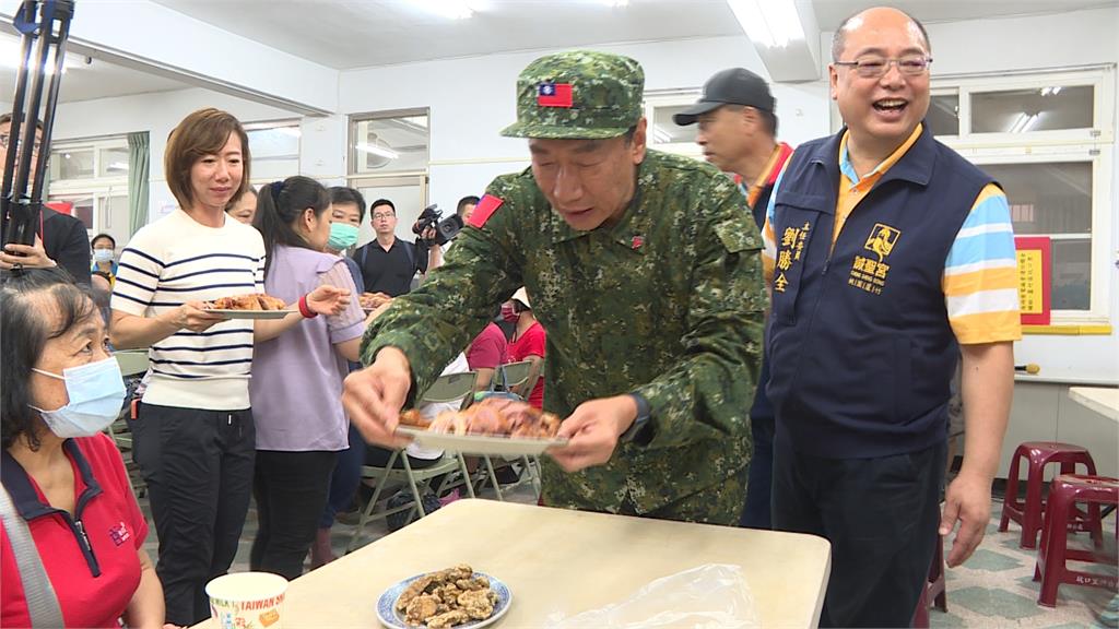 實習當三軍統帥? 郭台銘穿迷彩裝拜廟