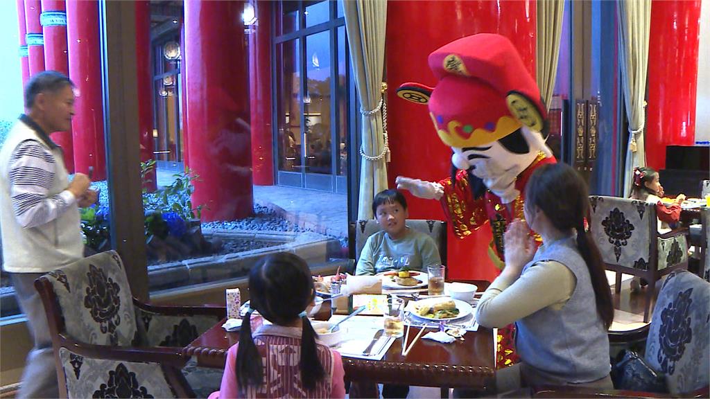 飯店除夕圍爐！　業者端祥獅獻瑞、馬年限定冰雕助陣