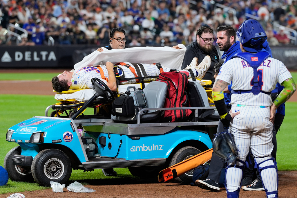 MLB(影)／為接滾地球和投手相撞！大都會一壘手擔架抬出場比大拇指