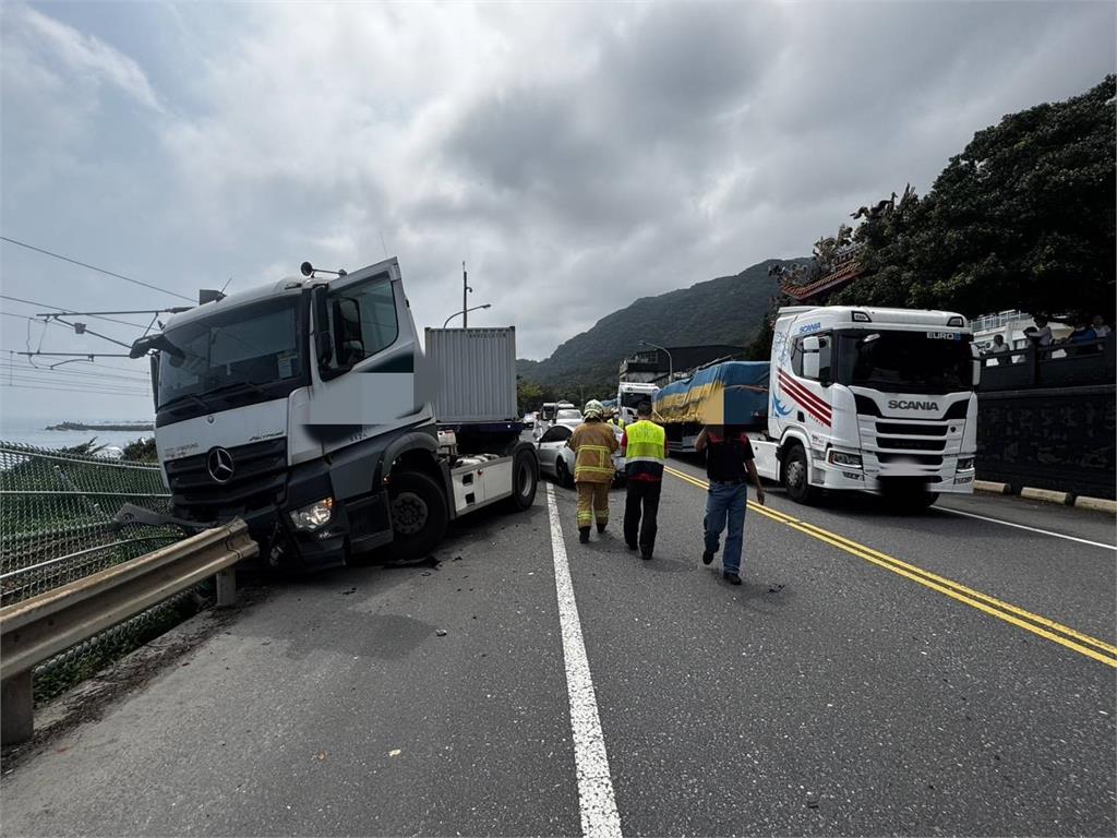 台2線驚悚車禍! 貨櫃聯結車失控衝撞 休旅車變形卡邊坡