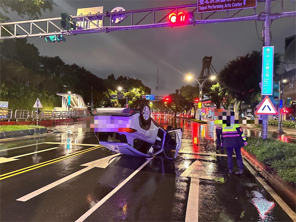快新聞／四輪朝天！士林轎車翻路中　7旬駕駛、乘客傷勢曝光