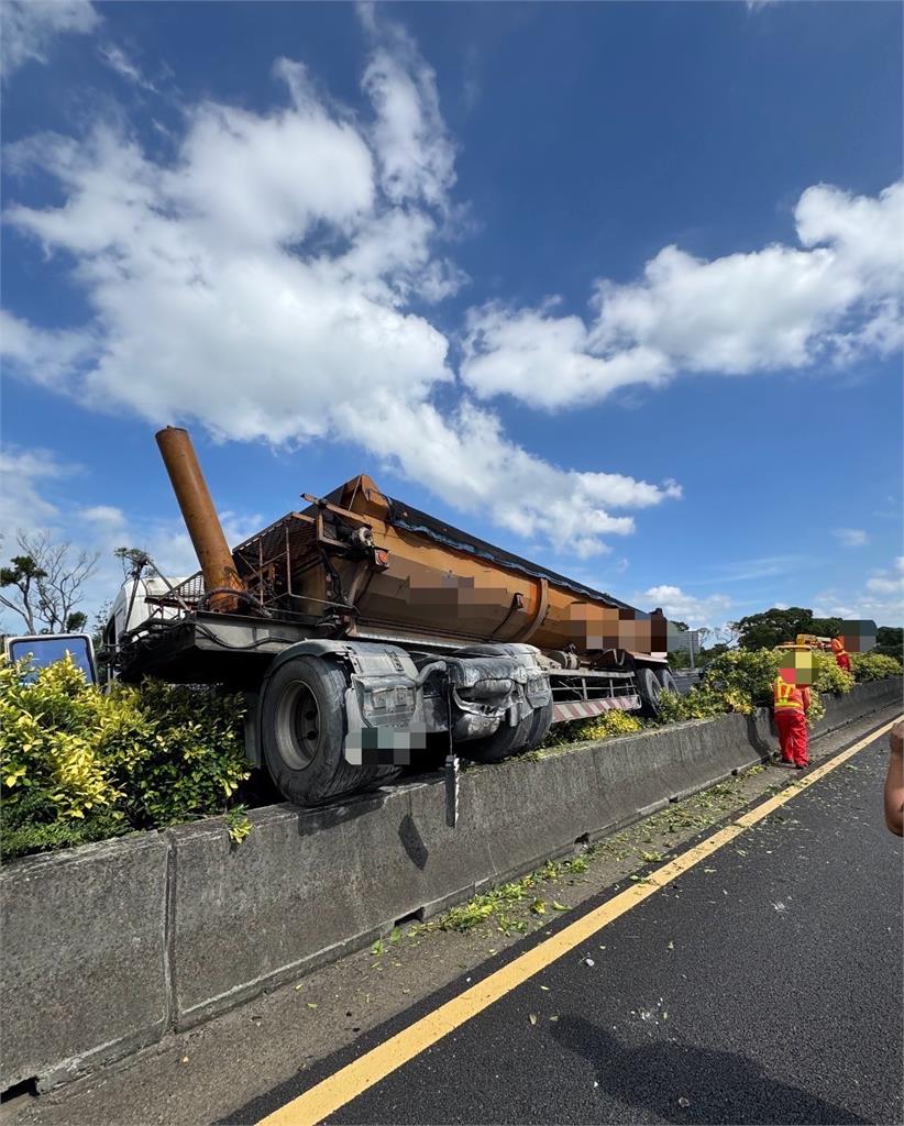 快新聞/太可怕了!國1湖口段「砂石車自撞騎上分隔島」 現場一度回堵