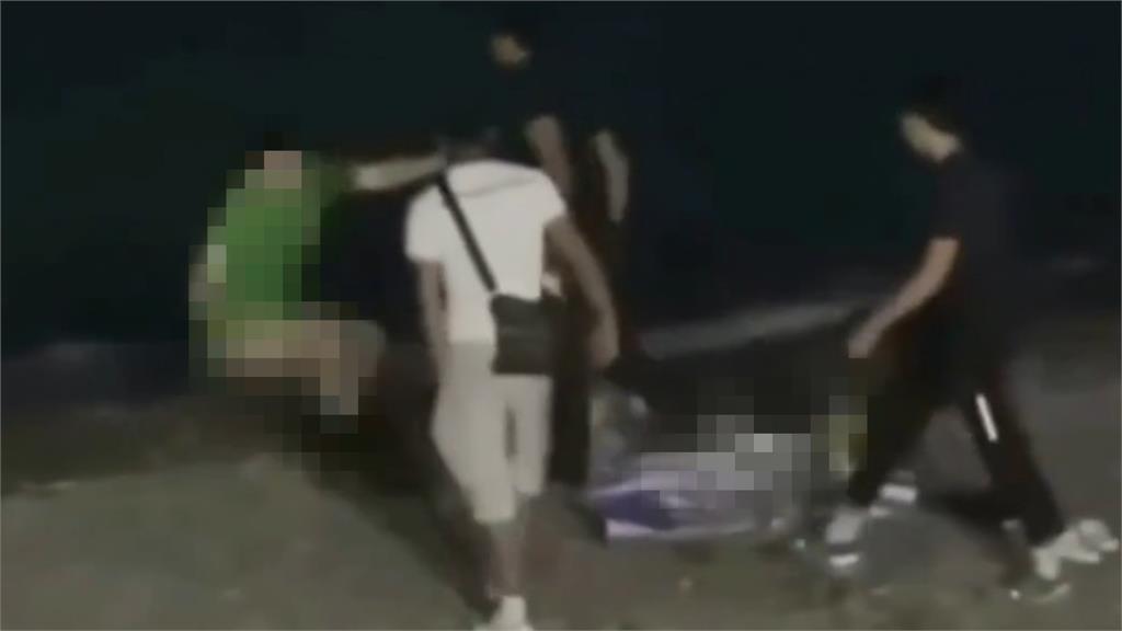 情侶躺海灘野戰！親熱一半「遭路人踹停」男友不爽嗆聲「超慘下場」曝光