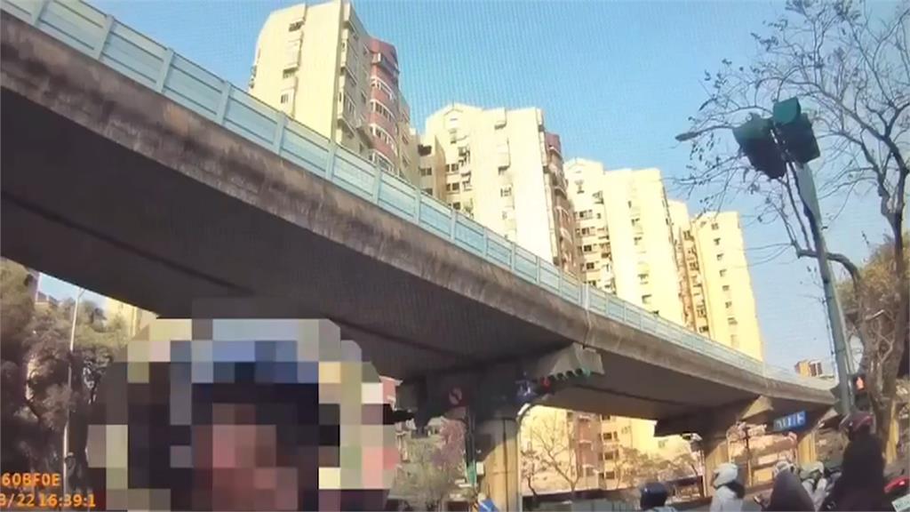又是酒駕！男子牽車躲警查緝　轉彎後騎車下場曝光