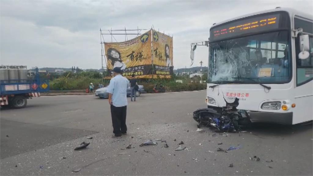 騎士疑闖紅燈迎撞公車「粉碎擋風玻璃」　7乘客嚇歪