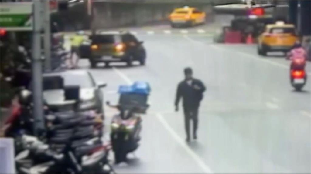 停車打R檔! 車子倒退嚕撞倒7機車 肇事婦"原地嚇哭"