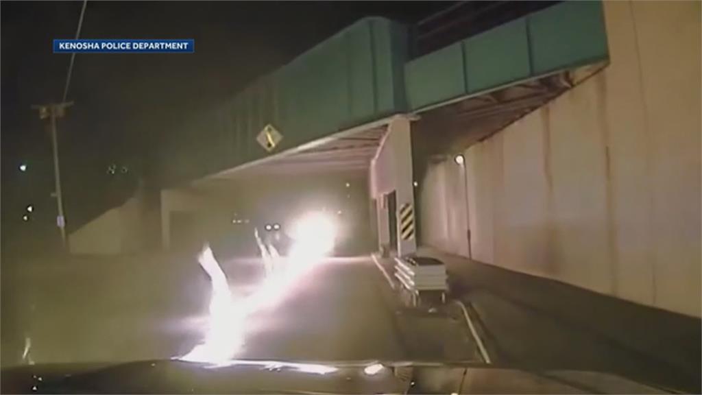美國驚悚火燒車事故 休旅車陷火海燒出「火路」
