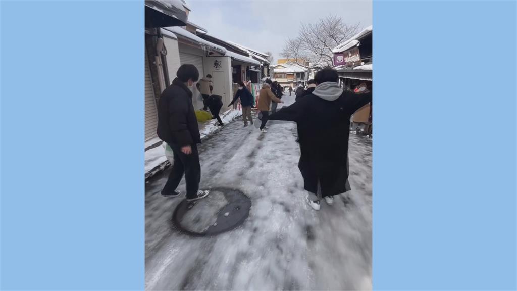 差點滑倒！京都「路面凍結」如溜冰場　眾人一走秒東倒西歪惹網笑
