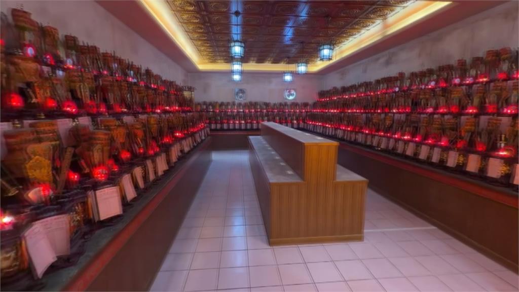 白沙屯拱天宮拜斗抽籤來啦！　上千位民眾「漏夜排隊」搶登記