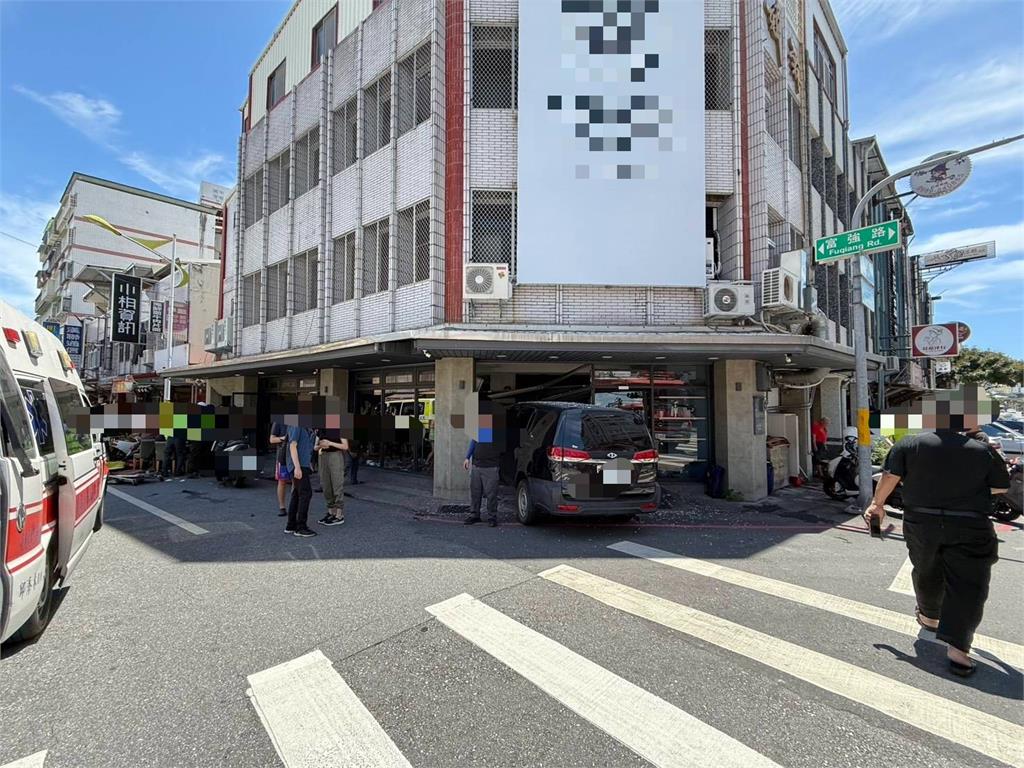 快新聞/飛來橫禍!花蓮早餐店遭廂型車暴衝撞入 釀13人輕重傷